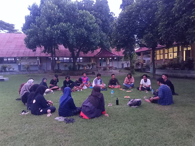 Berdiskusi bersama Sanggar Anak Gunung dan anak-anak SMAN 1 Gangga